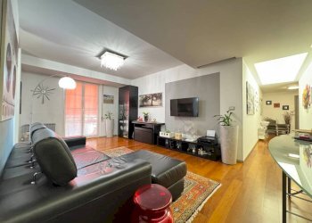 Salone - Quadrilocale via San Michele, 8, Savona (zona Oltreletimbro) - foto 1