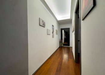 Corridoio - Four-room apartment via San Michele, 8, Savona (neighborhood Oltreletimbro) - photo 15