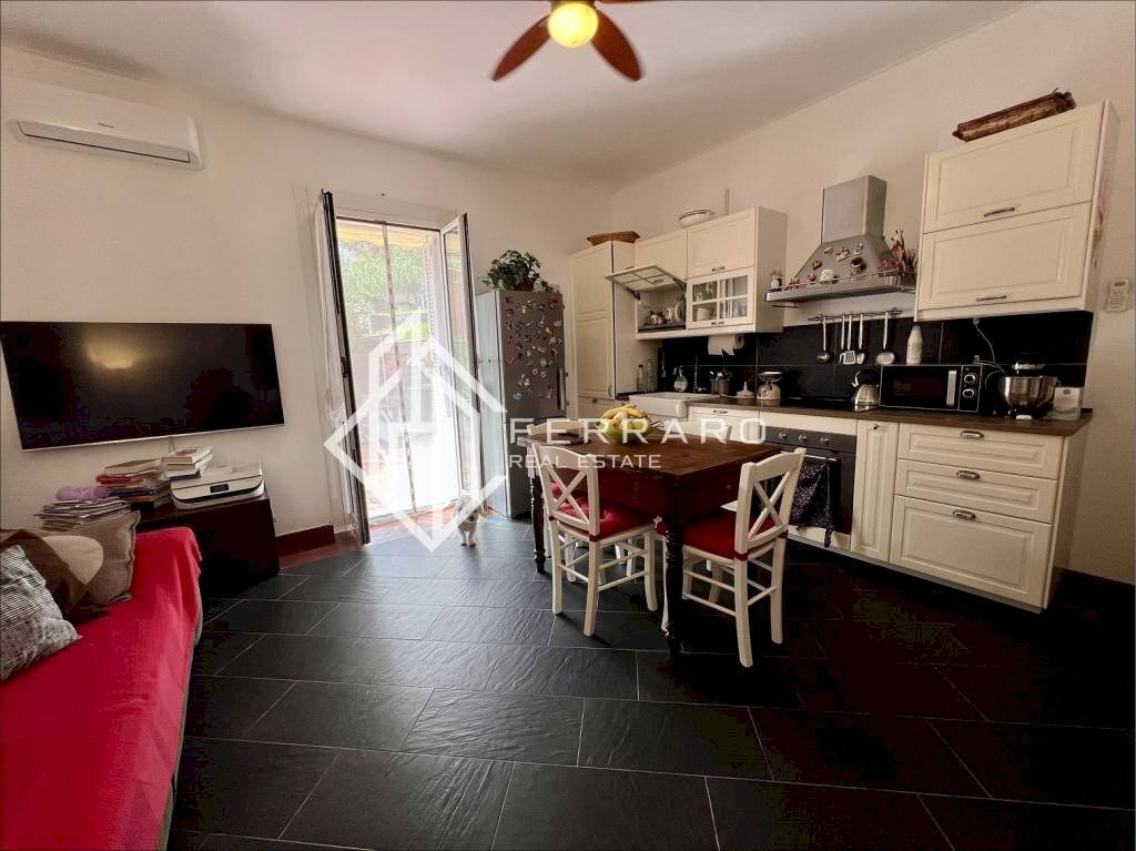 Salone - Trilocale via Unità d'Italia, 19, Arenzano - foto 1