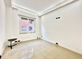 Camera da letto - Appartamento via Vincenzo e Tommaso Garassino, 2, Savona (zona Centro storico) - foto 11