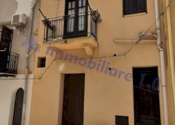 Facciata - Casa indipendente via Trinità, 12, Castellammare del Golfo - foto 3