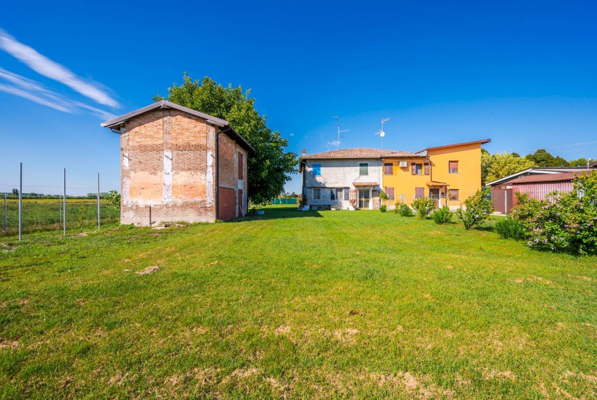 Semi-detached Villa San Pietro in Casale - photo 2