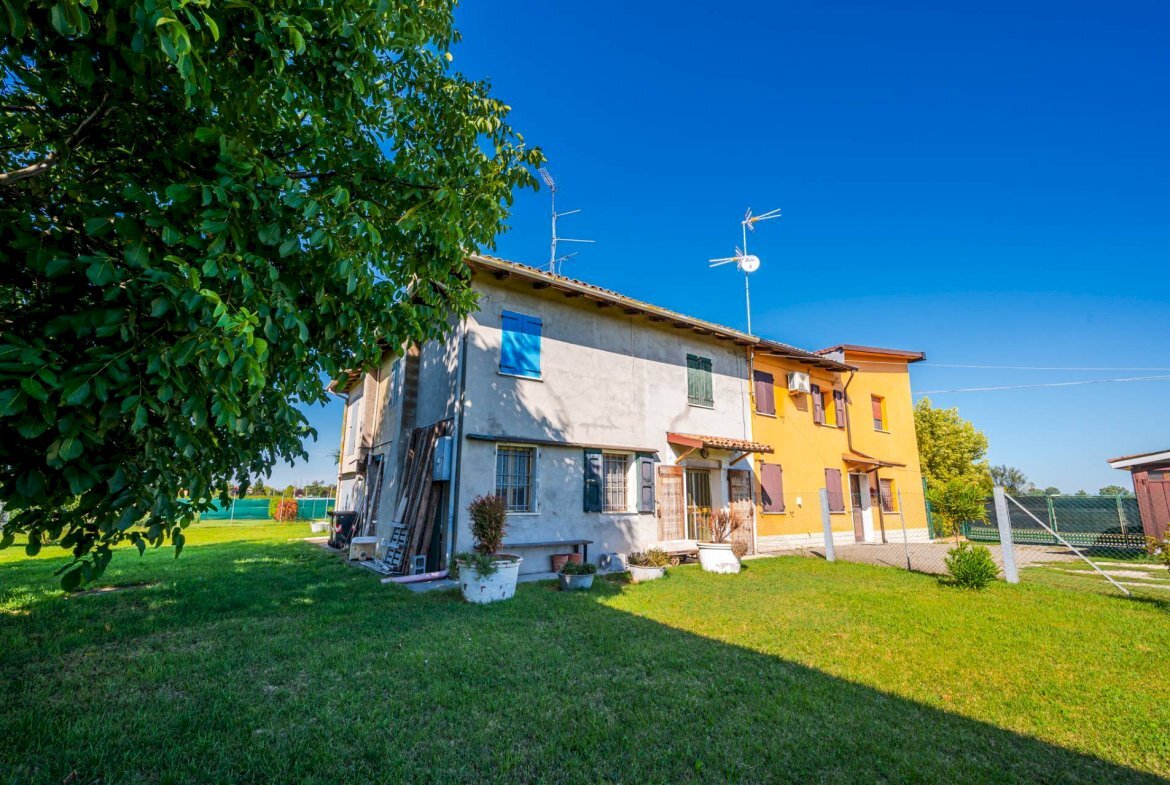 Semi-detached Villa San Pietro in Casale - photo 1