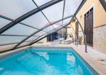 Piscina - Casa indipendente Via Pittoresca
 
12/12A, Catania - foto 2