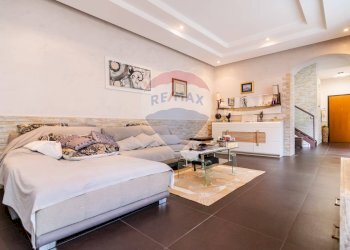 Soggiorno - Casa indipendente Via Pittoresca
 
12/12A, Catania - foto 7