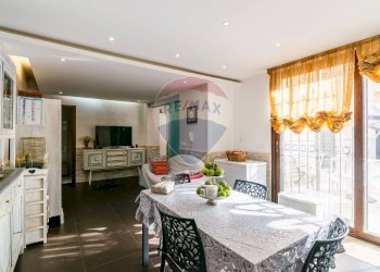 Sala da pranzo - Casa indipendente Via Pittoresca
 
12/12A, Catania - foto 10