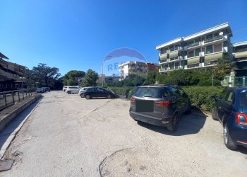 Edificio all\'aperto - Locale Commerciale Via Francesco  Petrarca
 
33, Caserta - foto 6