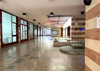 Ricezione / Lobby - Commercial Premises Galleria Kennedy
 
10, Seregno - photo 16