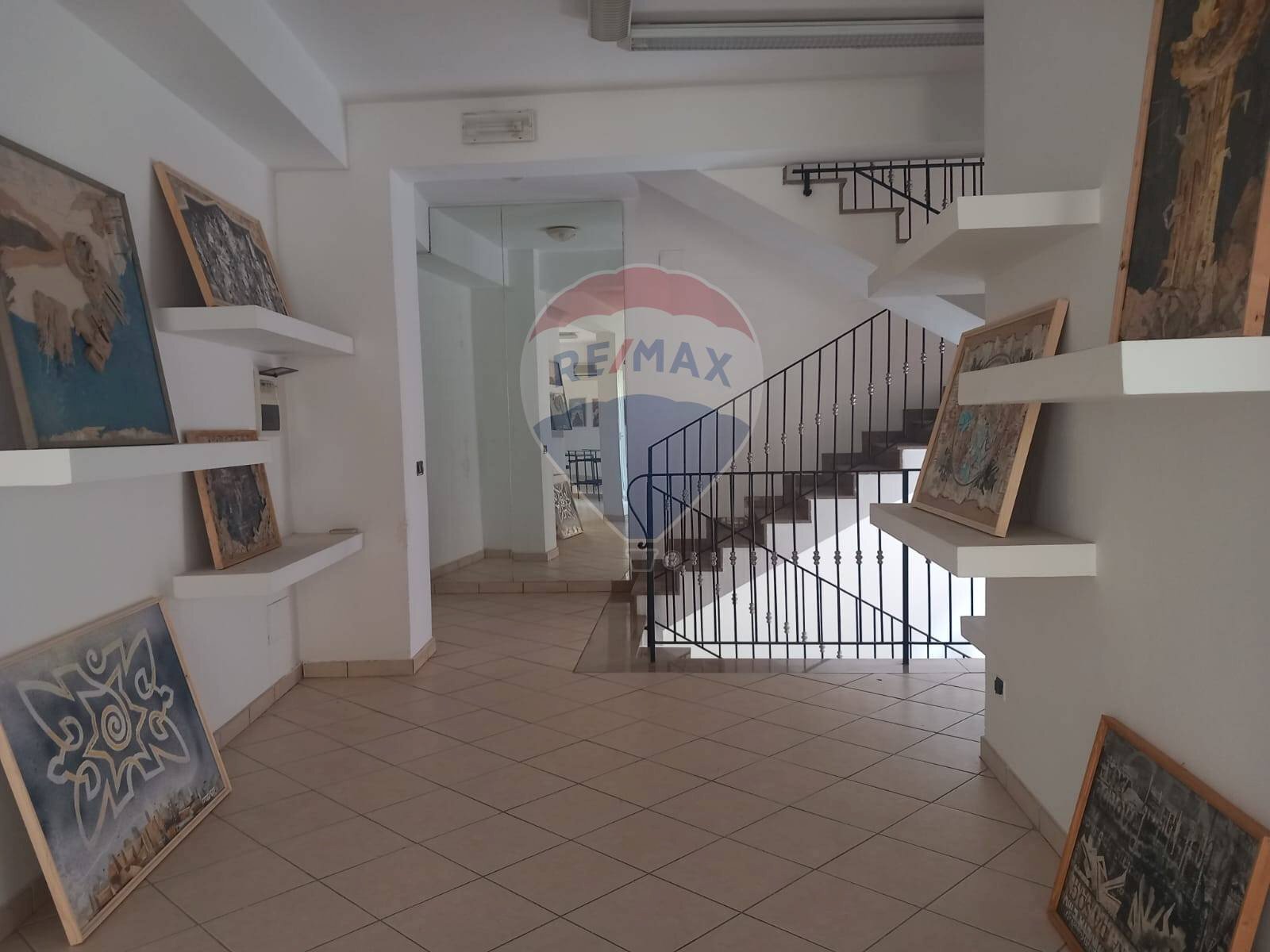 Scale - Locale Commerciale Via Francesco Crispi
 
32, Partinico - foto 1