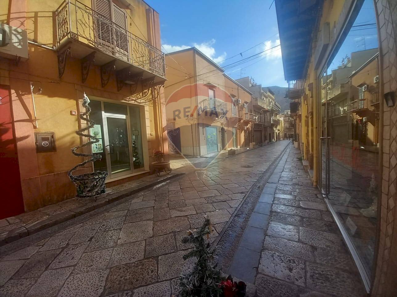 Edificio all\'aperto - Locale Commerciale Via Francesco Crispi
 
32, Partinico - foto 2