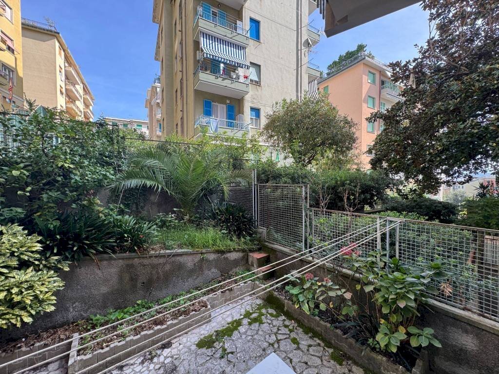 Giardino - Trilocale via Arrigo Boito, Genova (zona Pegli) - foto 2