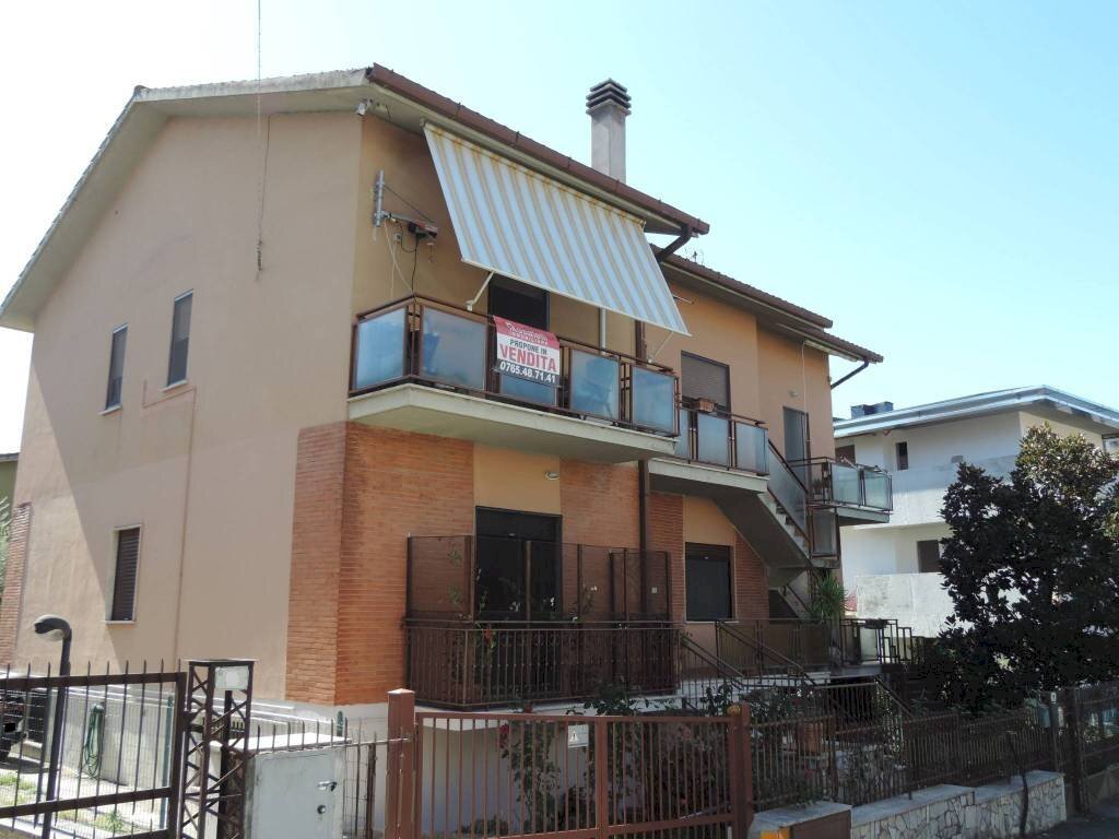 Facciata - Appartamento via Servio Tullio, 28, Fara in Sabina - foto 1