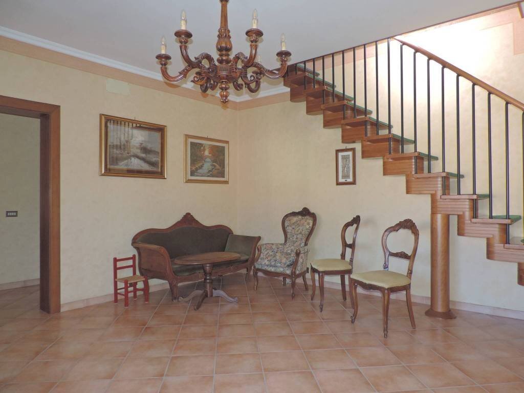 Salone - Appartamento via Servio Tullio, 28, Fara in Sabina - foto 2