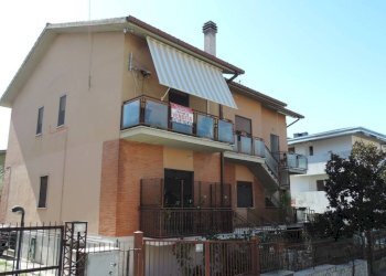 Facciata - Appartamento via Servio Tullio, 28, Fara in Sabina - foto 1