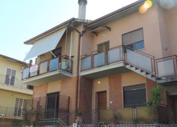 Facciata - Appartamento via Servio Tullio, 28, Fara in Sabina - foto 21