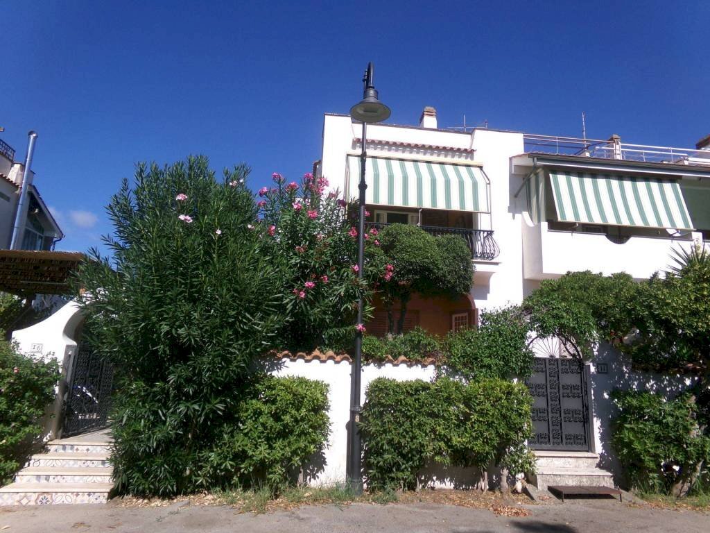 Facciata - Villa piazza Piccola Capri, Ardea - foto 2