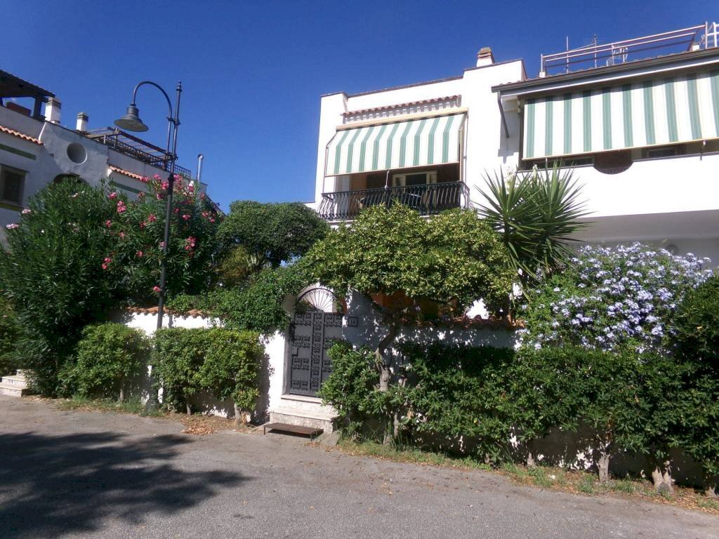 Cortile interno - Villa piazza Piccola Capri, Ardea - foto 3