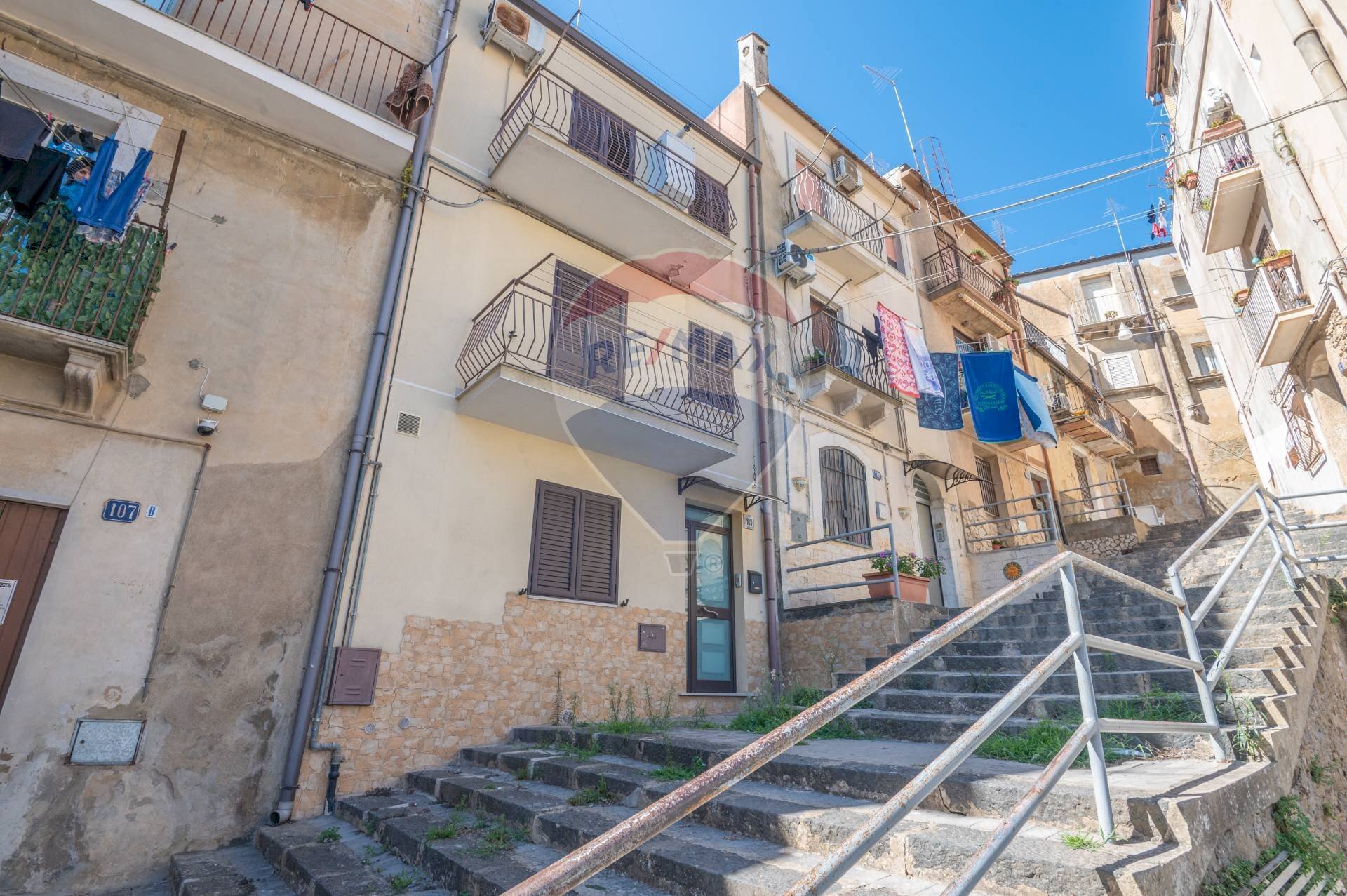 Edificio all\'aperto - Casa semi indipendente via crocellà
 
109, Caltagirone - foto 1