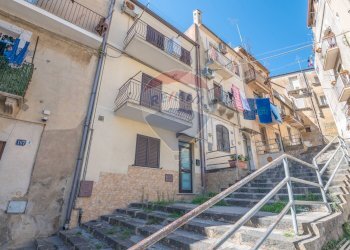 Edificio all\'aperto - Casa semi indipendente via crocellà
 
109, Caltagirone - foto 1