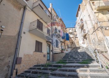 Edificio all\'aperto - Casa semi indipendente via crocellà
 
109, Caltagirone - foto 24