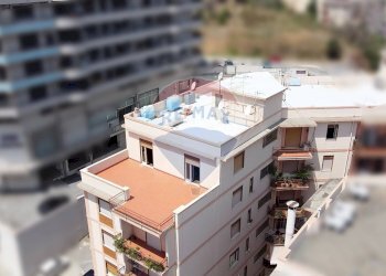 Edificio all\'aperto - Attico Strada Statale 114
 
KM 3, 5, Messina - foto 2