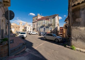 Edificio all\'aperto - Casa indipendente PIAZZA ARMANDO DIAZ
 
7, Paterno - foto 3