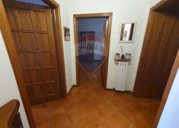 Hall / corridoio - Trilocale Via Ugo Foscolo
 
71A, Bari - foto 9