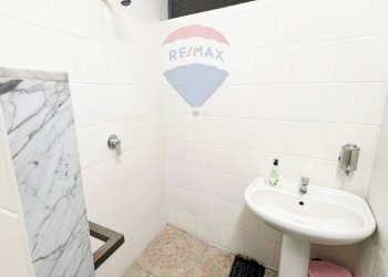 Bagno - Locale Commerciale Via Cimone
 
1, Catania - foto 16