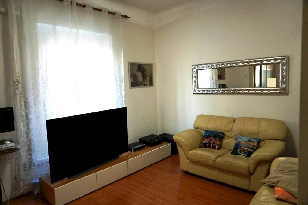 Salone - Trilocale corso Luigi Andrea Martinetti, 1, Genova (zona Sampierdarena) - foto 1