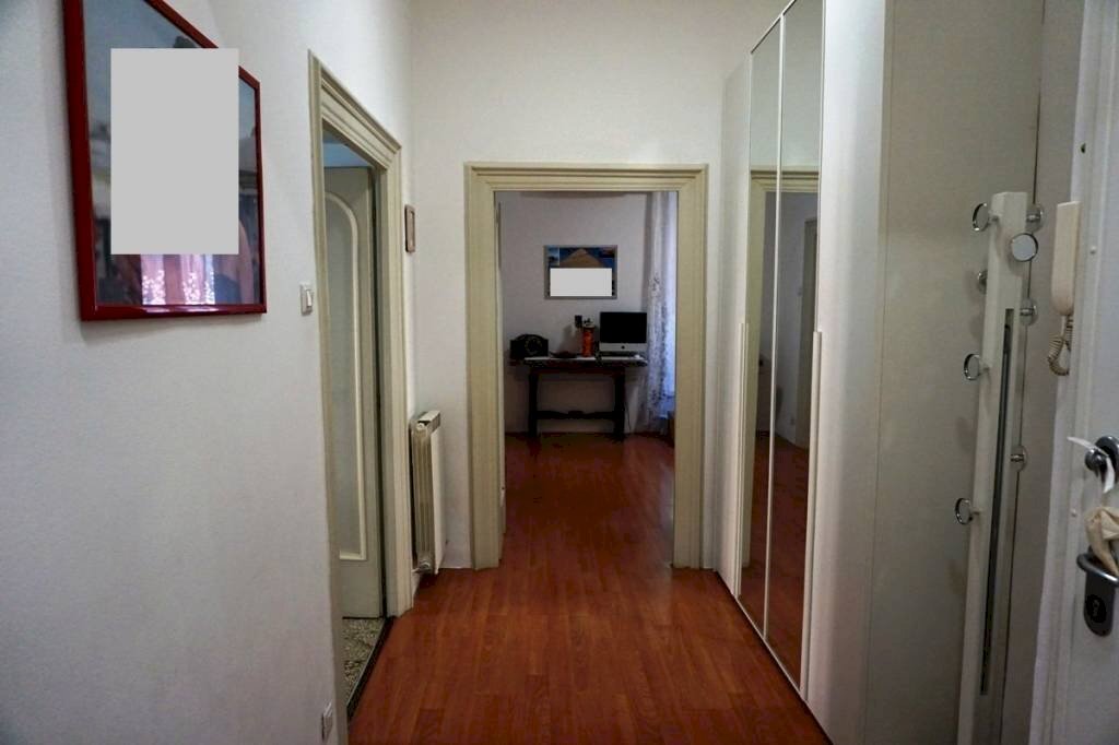 Corridoio - Trilocale corso Luigi Andrea Martinetti, 1, Genova (zona Sampierdarena) - foto 2