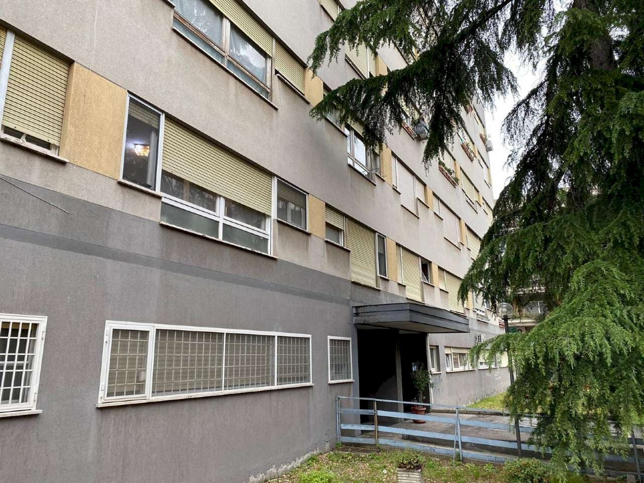 Facciata - Bilocale via Beata Vergine del Carmelo, Roma (zona Mostacciano) - foto 1