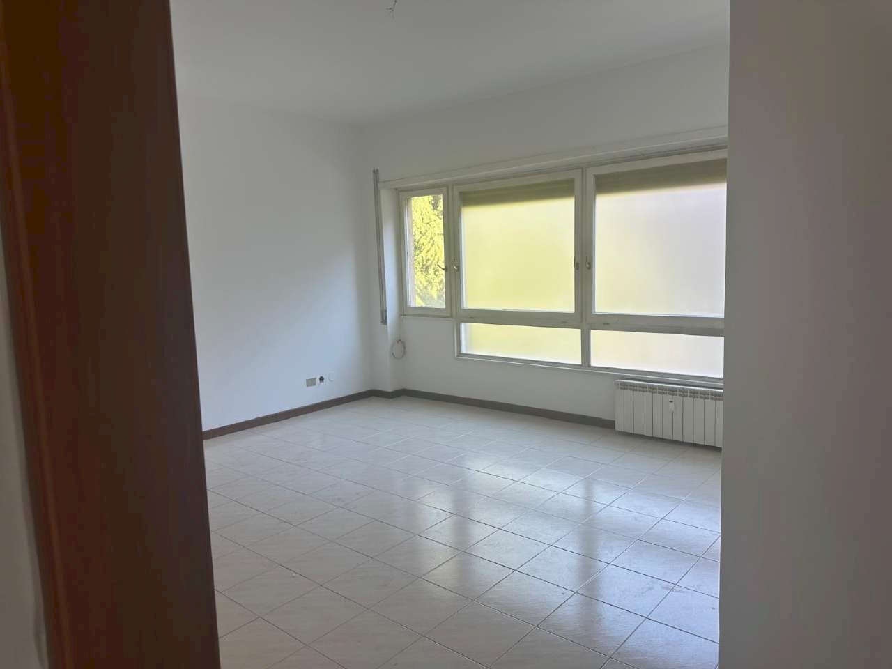 Soggiorno 1. - Bilocale via Beata Vergine del Carmelo, Roma (zona Mostacciano) - foto 3