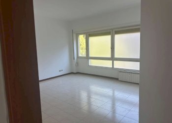 Soggiorno 1. - Bilocale via Beata Vergine del Carmelo, Roma (zona Mostacciano) - foto 3