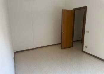 Camera da letto matrimoniale 1. - Bilocale via Beata Vergine del Carmelo, Roma (zona Mostacciano) - foto 15