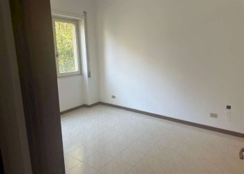 Camera da letto matrimoniale 2. - Bilocale via Beata Vergine del Carmelo, Roma (zona Mostacciano) - foto 16