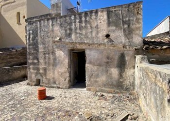 Cortile interno - Appartamento via Pietro Sbacchi, Cinisi - foto 2