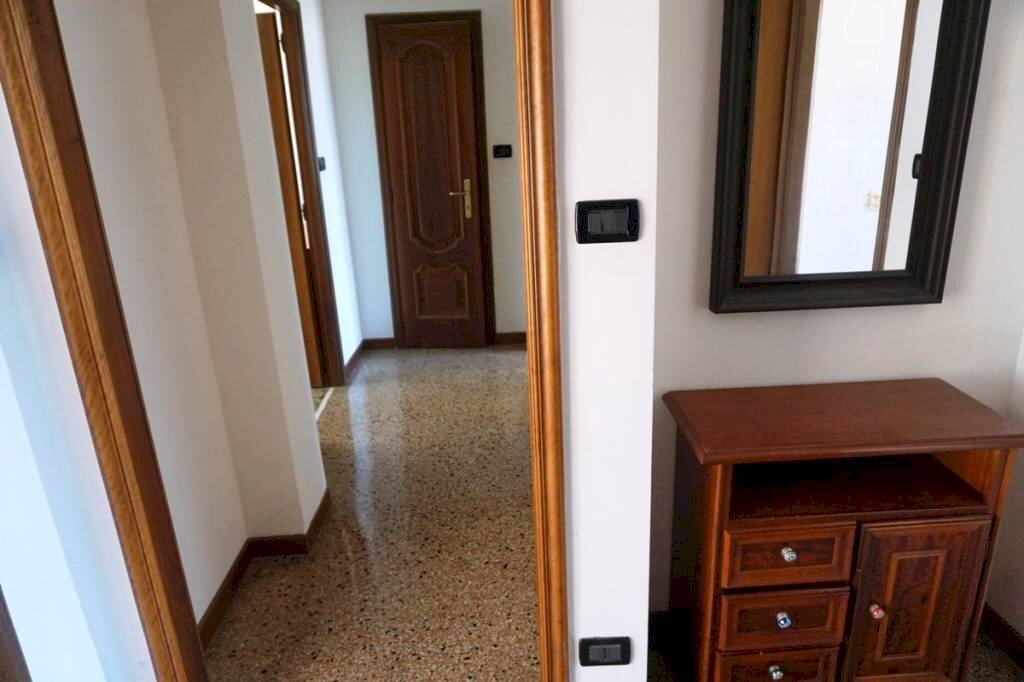 Disimpegno - Trilocale via San Bartolomeo del Fossato, 100, Genova (zona Sampierdarena) - foto 3