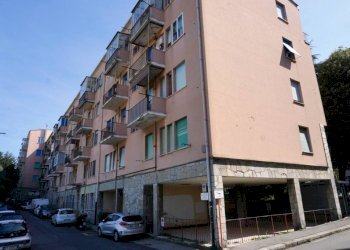 Facciata - Trilocale via San Bartolomeo del Fossato, 100, Genova (zona Sampierdarena) - foto 1