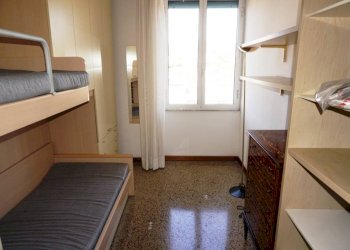 Camera da letto - Trilocale via San Bartolomeo del Fossato, 100, Genova (zona Sampierdarena) - foto 11