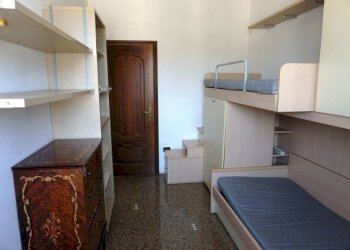 Camera da letto - Trilocale via San Bartolomeo del Fossato, 100, Genova (zona Sampierdarena) - foto 12