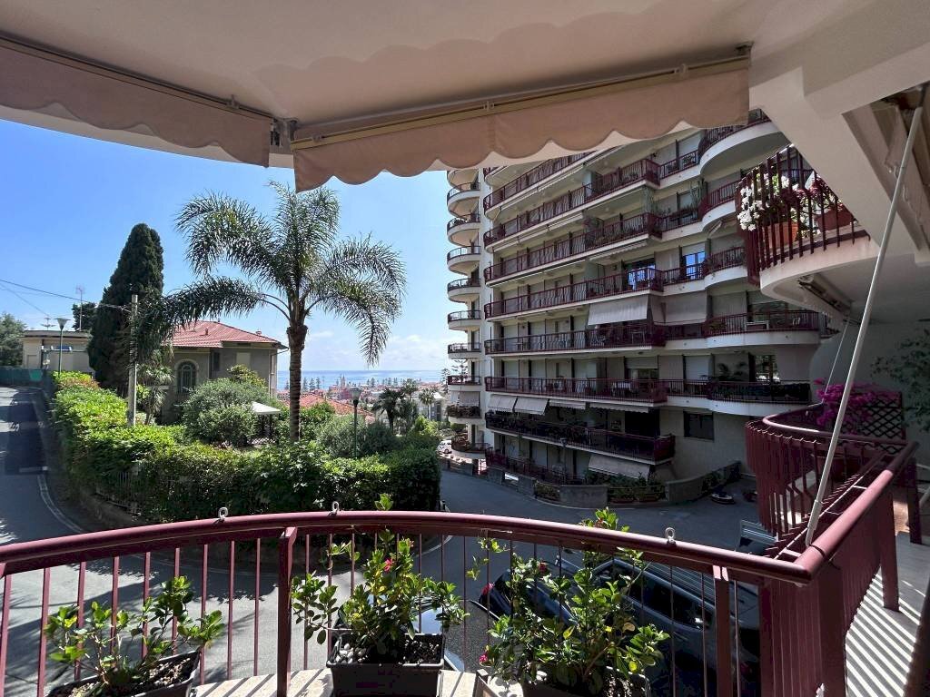 Balcone - Appartamento via Virgilio, 19, Bordighera - foto 2