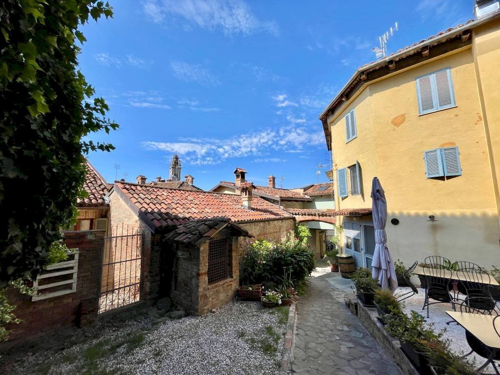 Cortile interno - Casa indipendente via Silvano, 6, Monforte d'Alba - foto 2