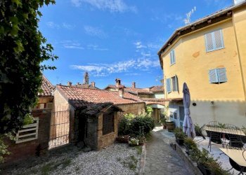 Cortile interno - Casa indipendente via Silvano, 6, Monforte d'Alba - foto 2