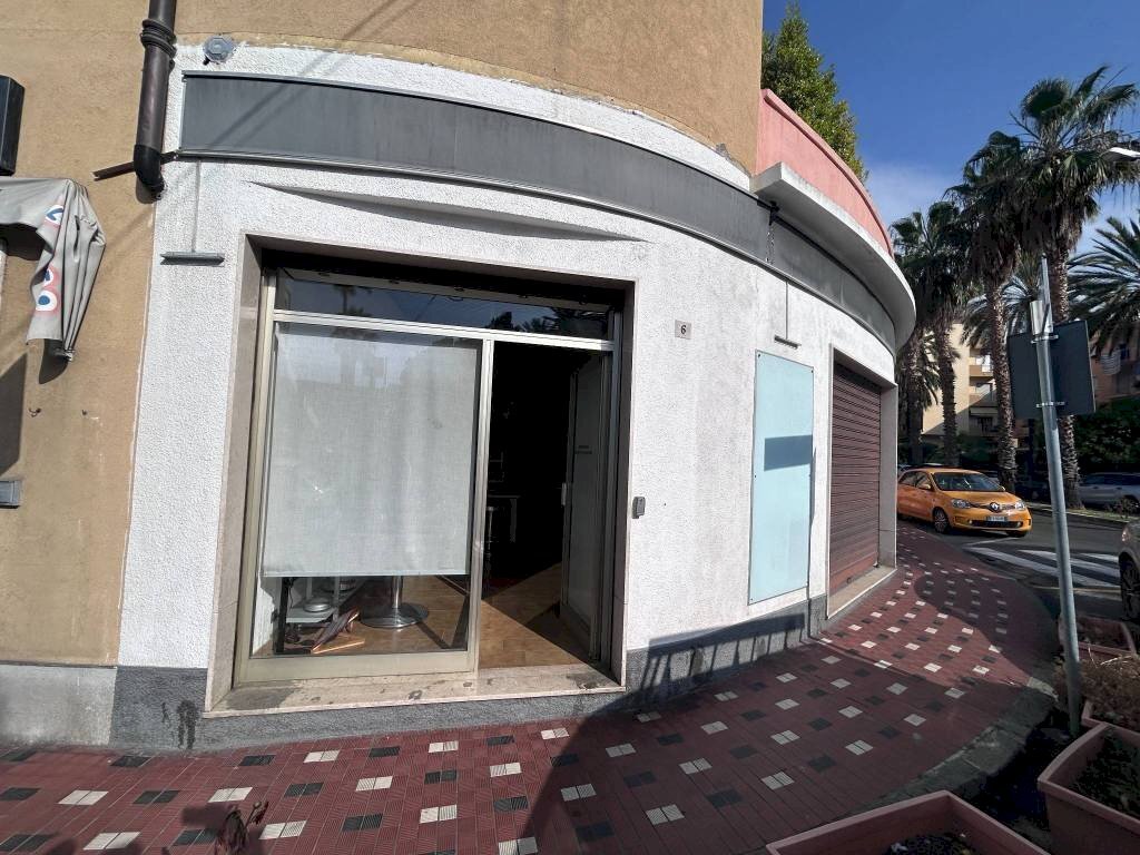 Facciata - Negozio corso Europa, 1, Bordighera - foto 2