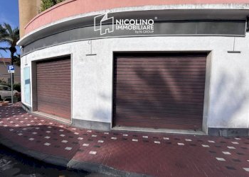 Facciata - Negozio corso Europa, 1, Bordighera - foto 1