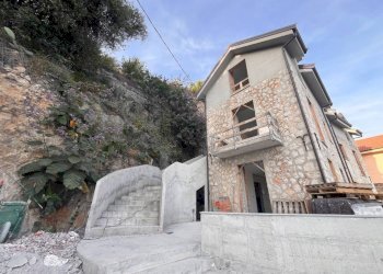Facciata - Bilocale corso Mentone, 48, Ventimiglia - foto 7