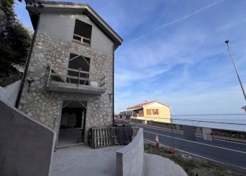 Facciata - Bilocale corso Mentone, 48, Ventimiglia - foto 8