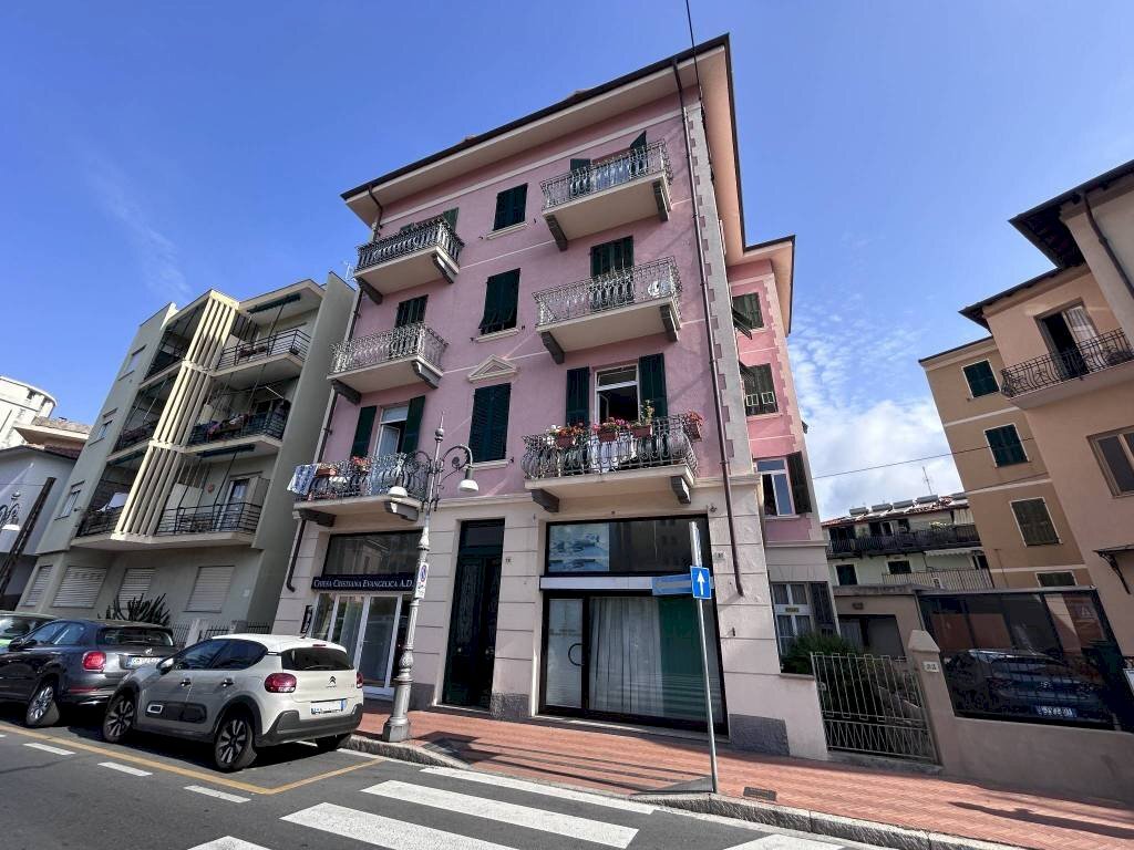 Facciata - Negozio via Giacomo Matteotti, 21, Bordighera - foto 2