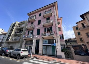 Facciata - Negozio via Giacomo Matteotti, 21, Bordighera - foto 2