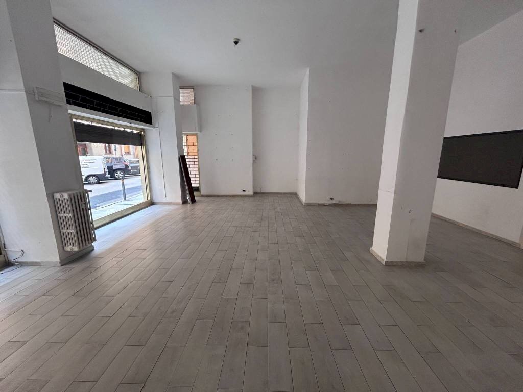 Interno non residenziale - Negozio via Giovanni Schiaparelli, 4, Cuneo (zona Centro) - foto 3